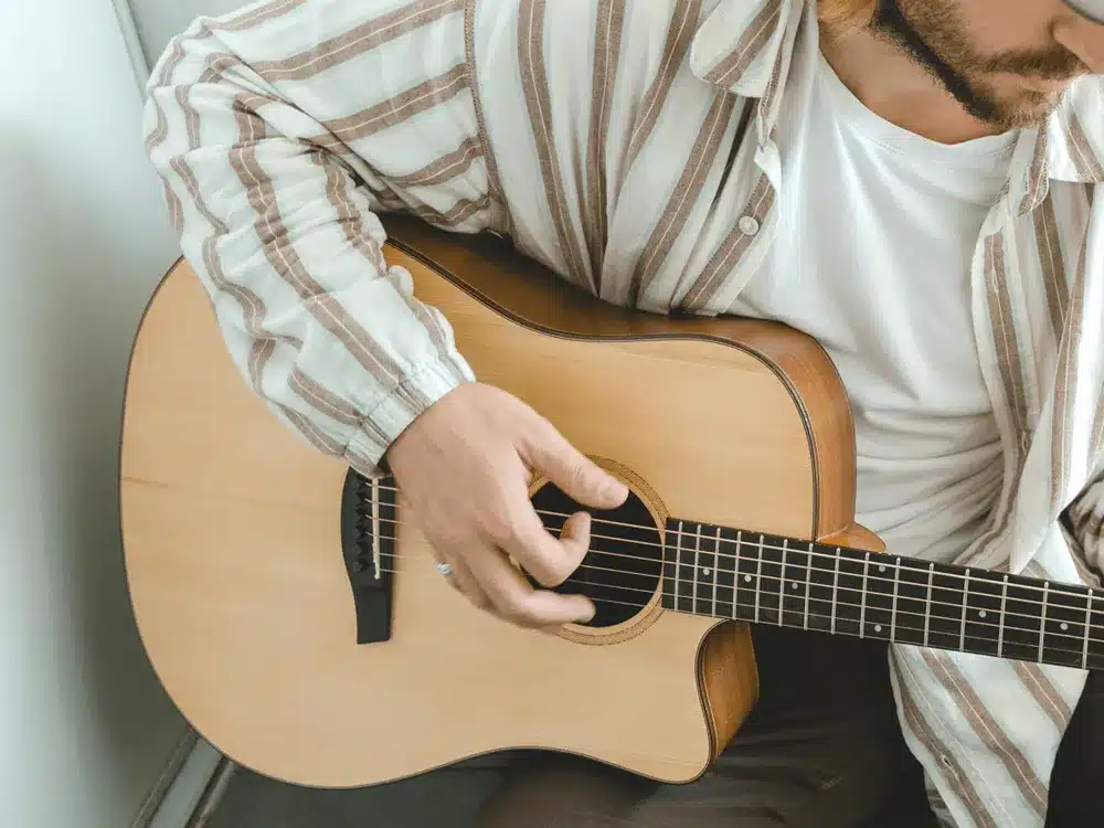 Cara Memilih Gitar Akustik yang Baik untuk Pemula